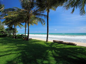 Sur la plage, chaise longue, parasol, serviettes de plage