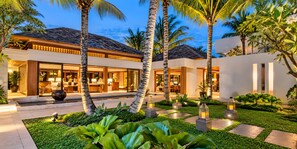 Property entrance - Villa Nandana 7BR, Beachfront, Gym, Maid, BF (Takua Thung)