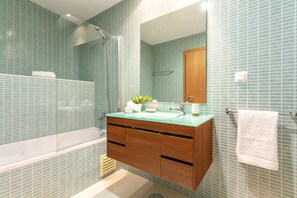 Combined shower/bathtub, hair dryer, bidet, towels