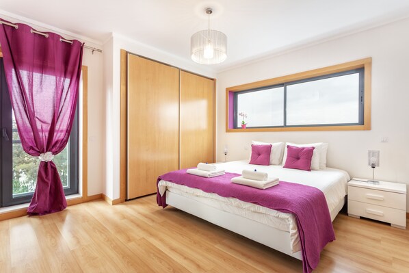 3 bedrooms, iron/ironing board, free WiFi, bed sheets