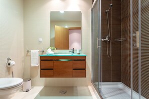 Duschwanne, Haartrockner, Bidet, Handtücher