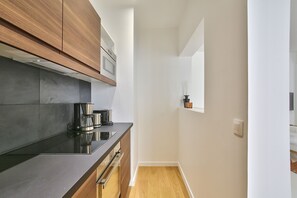 Fridge, microwave, oven, coffee/tea maker - 69 - Sublime Parisian Apartment (París)