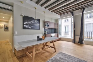 Fridge, microwave, oven, coffee/tea maker - Urban Flat 70 B - Authentic Parisian Flat (París)