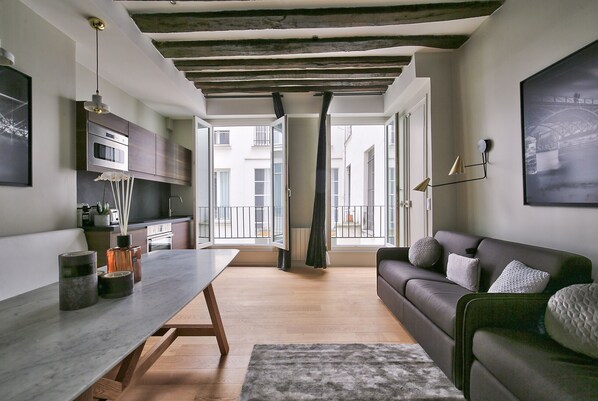 TV - Urban Flat 70 B - Authentic Parisian Flat (París)