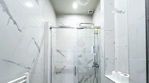 Douche, sĂšche-cheveux, serviettes fournies