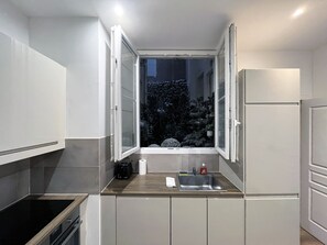 Refrigerador, microondas, horno y cafetera y tetera 