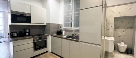 冷蔵庫、電子レンジ、オーブン、コーヒー / ティーメーカー