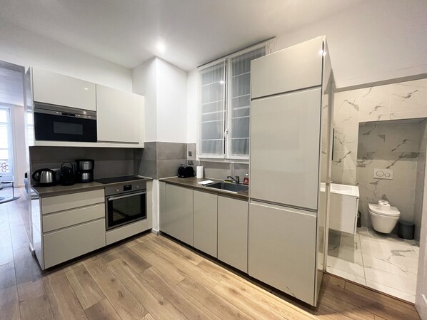 Fridge, microwave, oven, coffee/tea maker