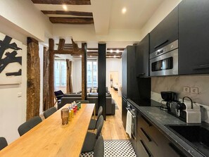 Kühlschrank, Mikrowelle, Ofen, Wasserkocher mit Kaffee-/Teezubehör