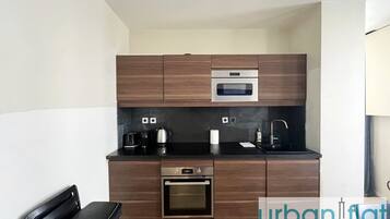 Réfrigérateur, micro-ondes, four, cafetiÚre/bouilloire