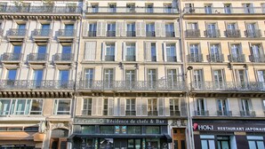 A row of multi-story buildings with balconies, a restaurant named "Le Cercle Résidence de chefs & Bar," and a Japanese restaurant "I-HOKI."