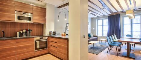 Een koelkast, een microgolfoven, een oven