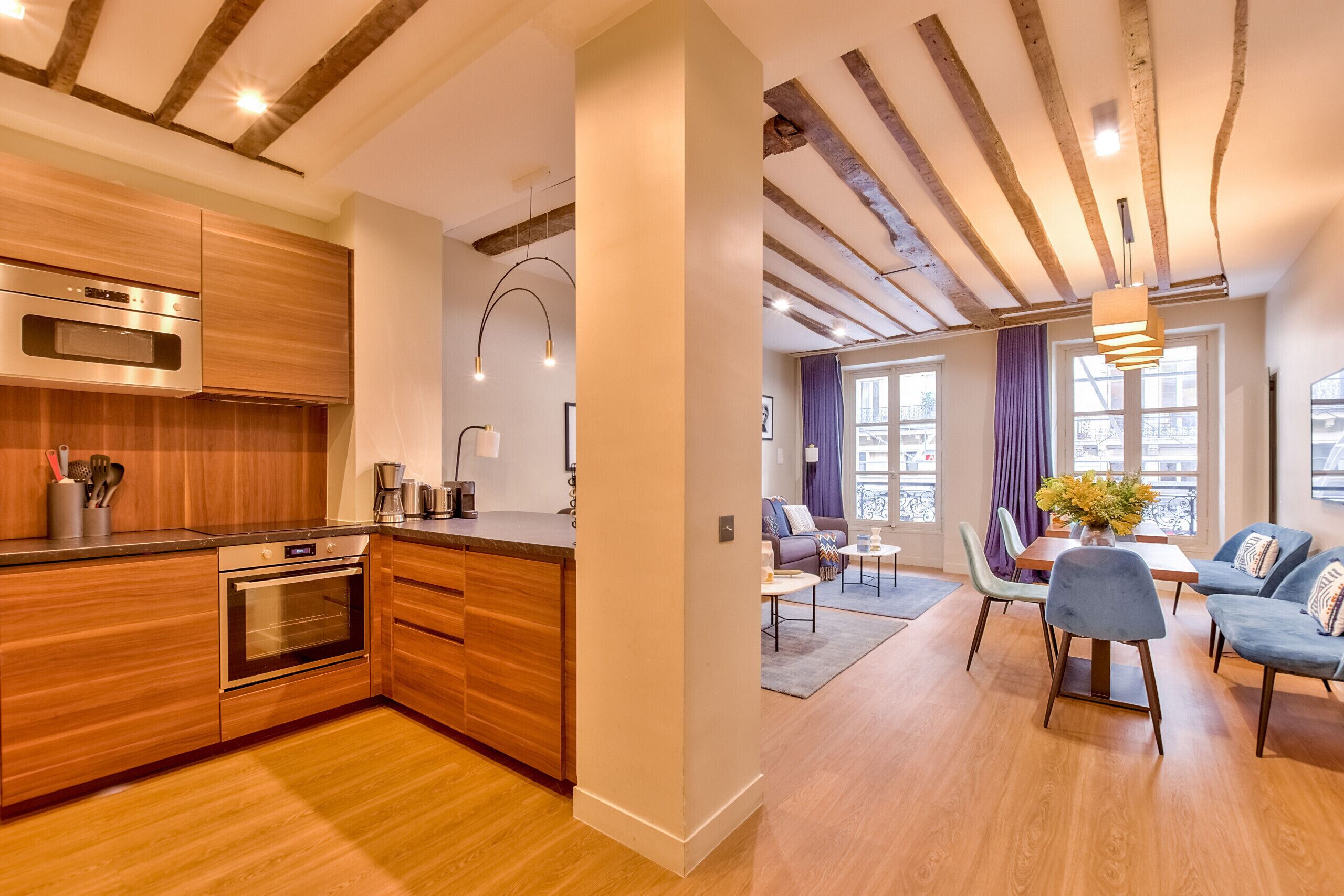 Refrigerador, microondas, horno y cafetera y tetera 