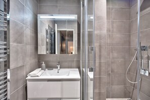 Douche, séchoir à cheveux, serviettes fournies