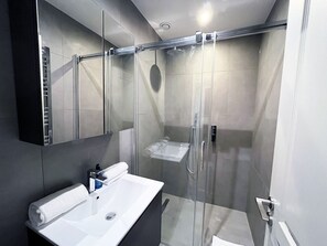 Dusche, Haartrockner, Handtücher