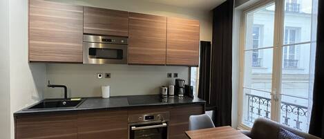 Frigorífico, microondas, horno y cafetera o tetera