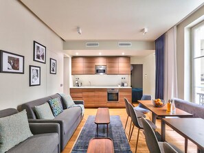 Living area - UrbanFlat 79 - Beautiful Large Apartment in Paris Le Marais (París)