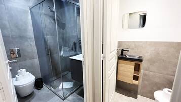 Een douche, een haardroger, handdoeken