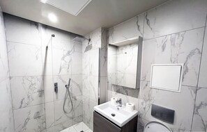 Dusche, Haartrockner, Handtücher