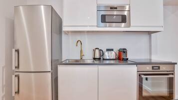 Réfrigérateur, micro-ondes, four, cafetière/bouilloire