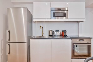 Een koelkast, een microgolfoven, een oven