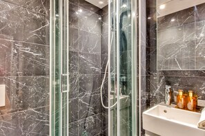 Douche, sèche-cheveux, serviettes fournies