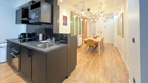 Kaffetrakter/tekoker, kjøleskap, mikrobølgeovn og ovn