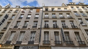 A multi-story building with a storefront labeled "BRIDGET." - 98 - Urban Arts et Métiers (París)