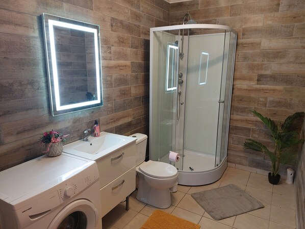 Combined shower/tub, hair dryer, towels, soap - Mimi's patio (Oisy-le-Verger)