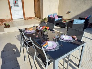 Outdoor dining - Mimi's patio (Oisy-le-Verger)
