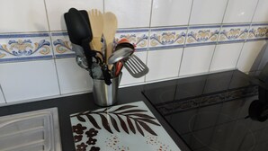 Kaffetrakter/tekoker, kjøleskap, mikrobølgeovn og ovn