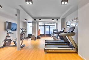 Academia com esteiras, bicicletas ergométricas e elíptico.