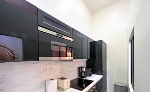 Jääkaappi, mikroaaltouuni, uuni, astianpesukone