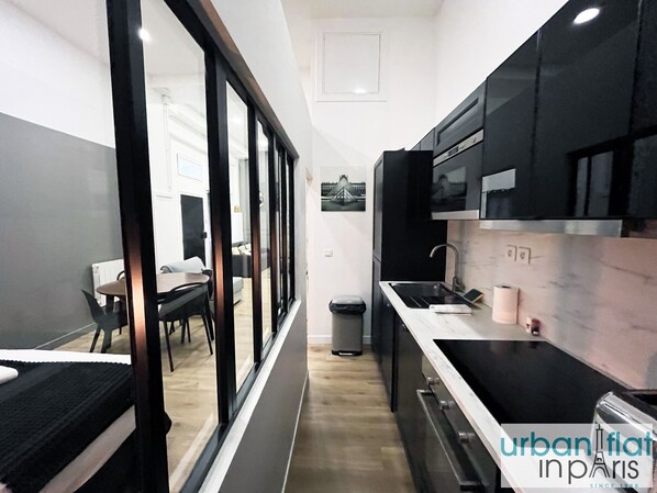 Jääkaappi, mikroaaltouuni, uuni, astianpesukone