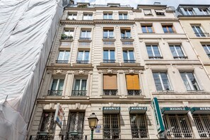 A multi-story building with the name 'AVANEZ' on the facade.
