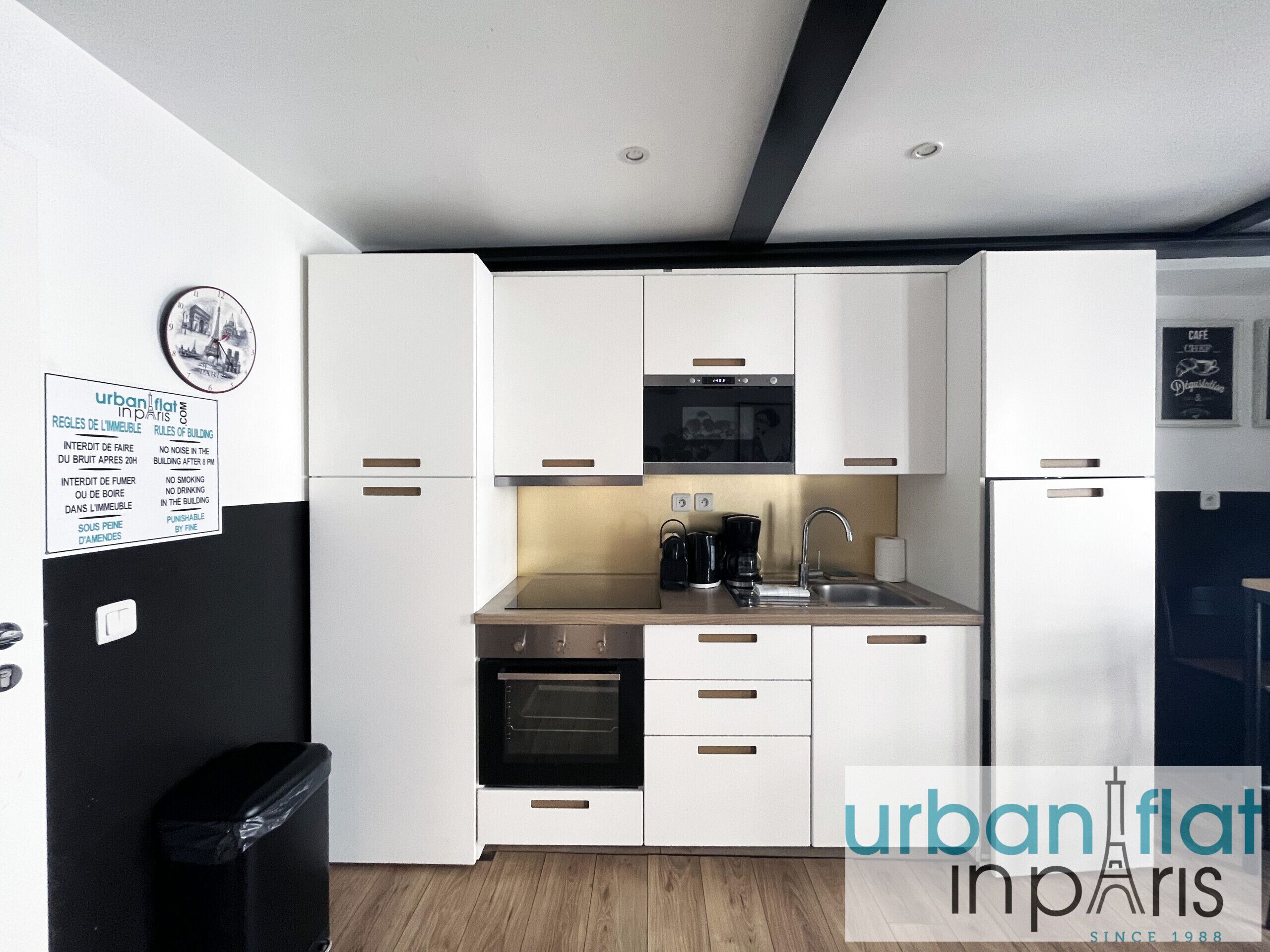 Kühlschrank, Mikrowelle, Ofen, Wasserkocher mit Kaffee-/Teezubehör