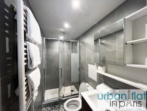 Douche, séchoir à cheveux, serviettes fournies