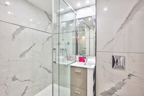 Douche, sèche-cheveux, serviettes fournies