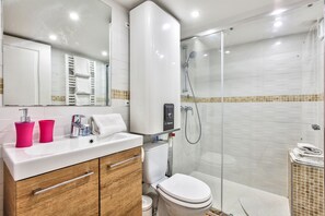 Douche, séchoir à cheveux, serviettes fournies