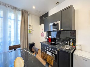 Coffee/tea maker, fridge, microwave, oven - UrbanFlat 90 - Designer Apartment in Center of Paris (París)