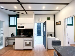 Fridge, microwave, oven, coffee/tea maker