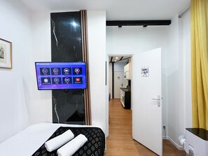 Tabla de planchar con plancha, wifi gratis y ropa de cama 