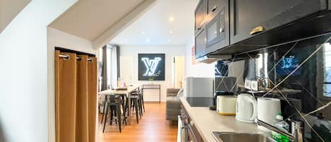 Fridge, microwave, oven, coffee/tea maker