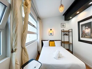 5 bedrooms, iron/ironing board, free WiFi, bed sheets