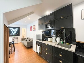 冷蔵庫、電子レンジ、オーブン、コーヒー / ティーメーカー