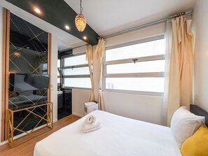 5 bedrooms, iron/ironing board, free WiFi, bed sheets