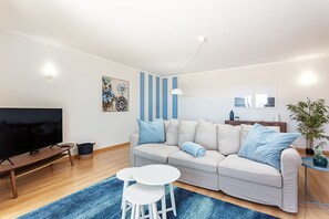 TV - Luxury 2-Bedroom Apartment with Rooftop Pool, Village Marina, Olhão (Olhão)