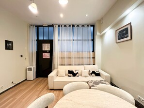 TV - Urban Flat 21 - Modern Duplex in Montorgueil (París)