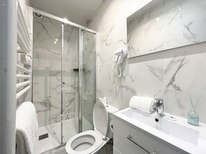 Shower, hair dryer, towels