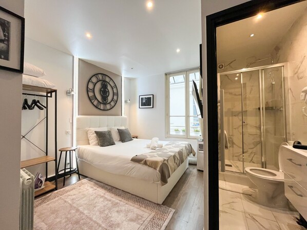 1 habitación, tabla de planchar con plancha, wifi gratis y ropa de cama 